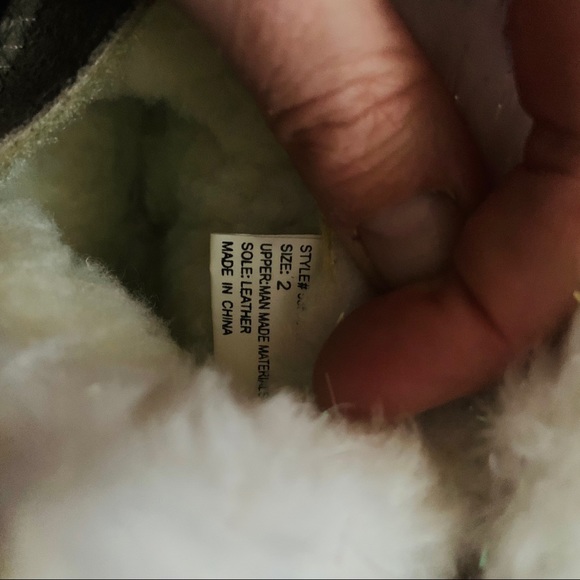 Baby tan UGG-like boots - Picture 5 of 7